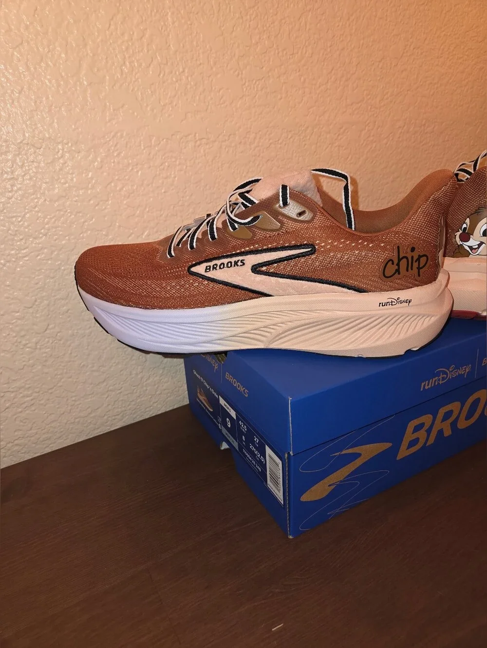 Brooks RUN DISNEY Ghost 17 Chip 'n' Dale Running Shoes. Mens 9, Wide - Picture 3 of 8